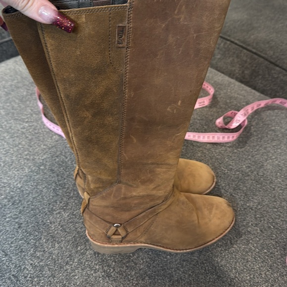 NWOT Teva boots size 6